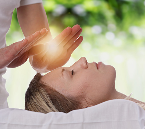 Revitalícese con el reiki en Bogotá y dígale adiós a las enfermedades Reiki Bogotá, mujer imponiendo manos sobre paciente