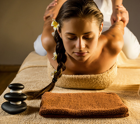 Magnetoterapia en Bogot, mujer siendo estirada