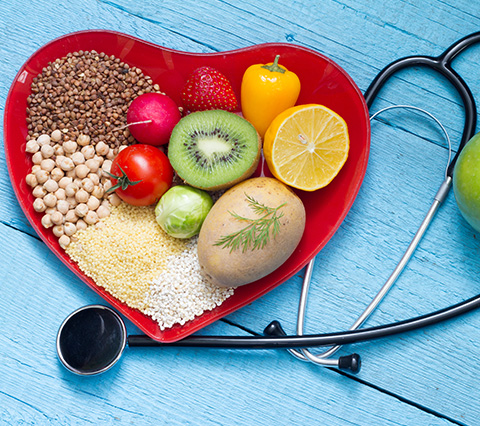 Un médico alternativo en Bogotá resuelve de raíz sus enfermedades Caja con comida saludable e instrumentos de médico alternativo en Bogotá